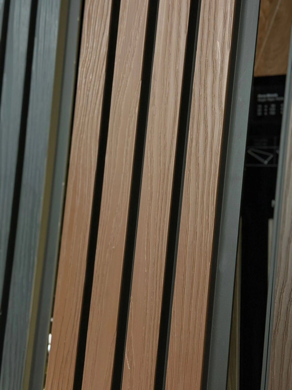 €28 Per Stuk - TEAK - Zwarte strepen - Gevelbekleding – Composiet | 290 x 22 cm | Gevel | Tuin | 3D Houtnerf