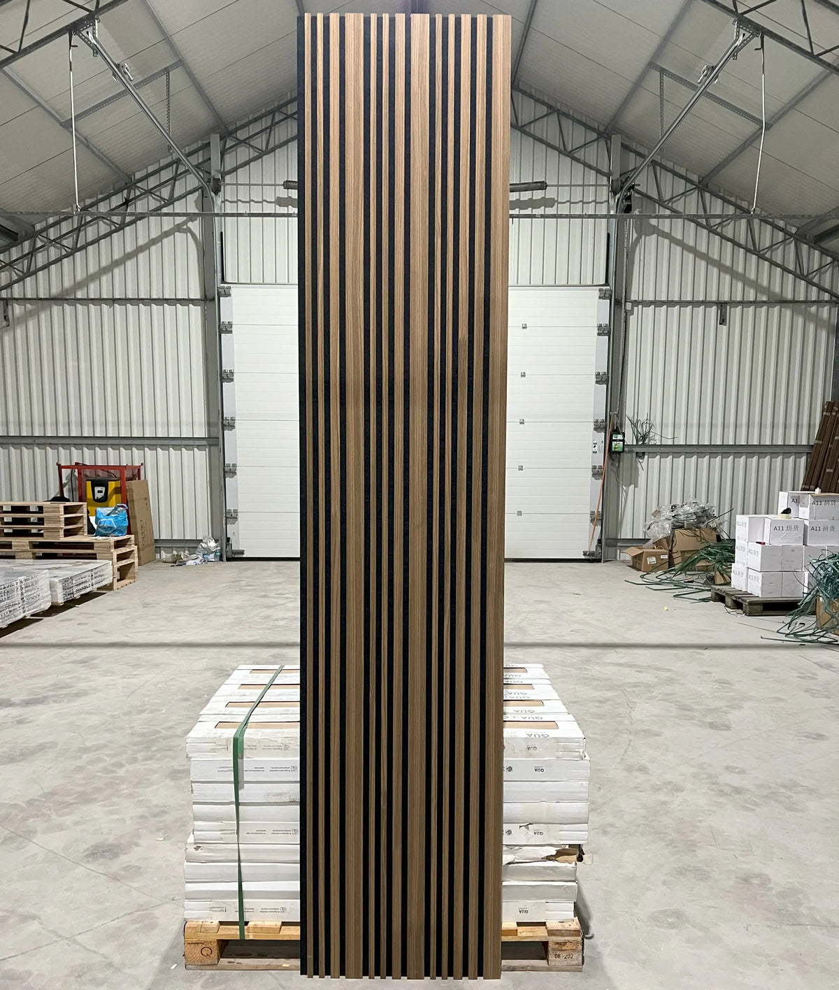 Akoestische wandpaneel | 60×270 cm | smoke oak | gevarieerde latten