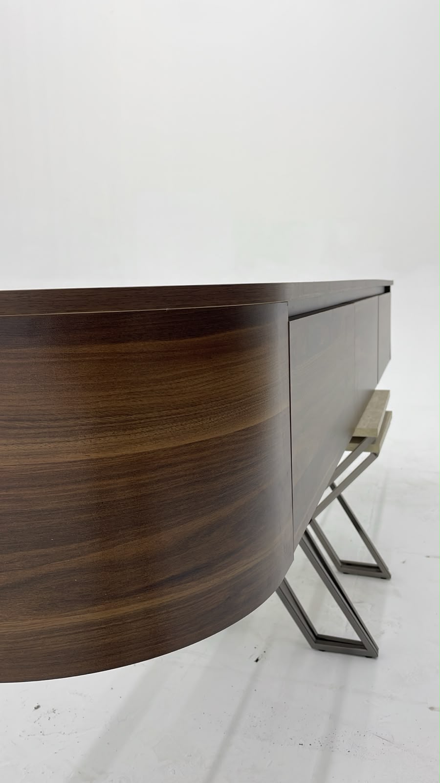 Japandi TV Meubel Licht Bruin – Floating Curved Cabinet – Volledig Gemonteerd -geintegreerde ledverlichting met afstandsbediening