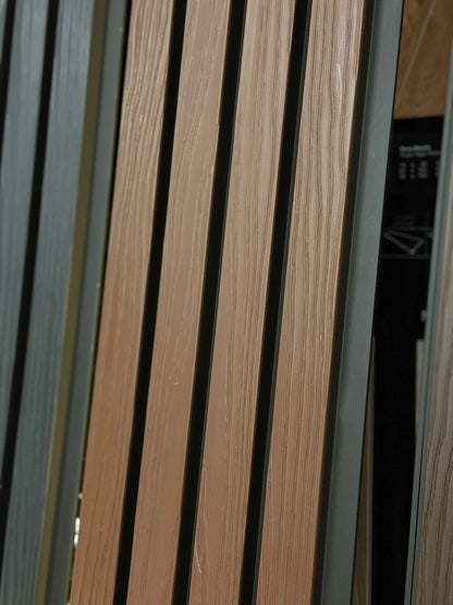 €28 Per Stuk - TEAK - Zwarte strepen - Gevelbekleding – Composiet | 290 x 22 cm | Gevel | Tuin | 3D Houtnerf