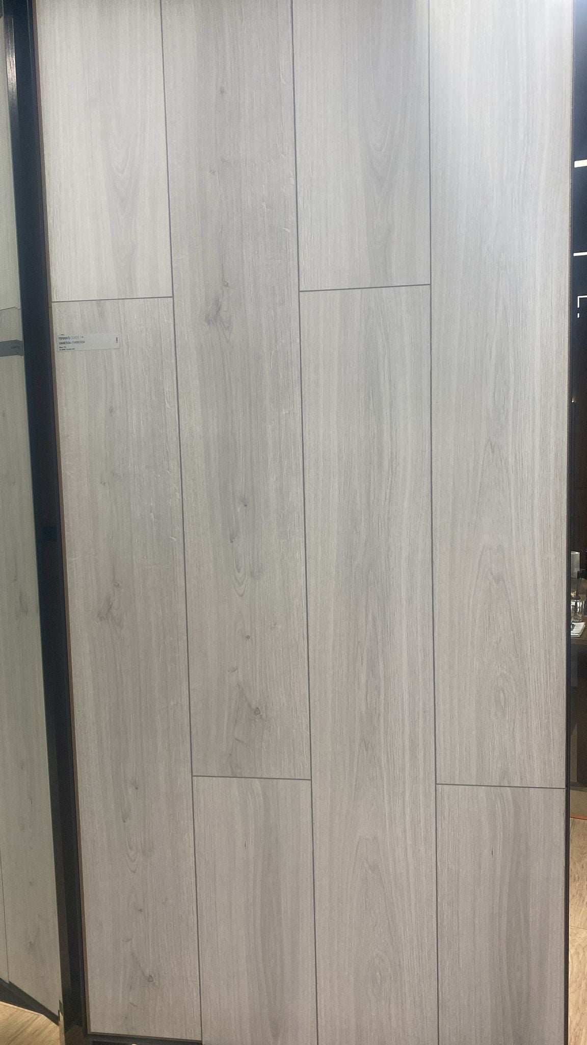 €9.90 per m² | 4-sided V-groove | Scratch-free | 8mm top quality laminate | Scratch-resistant | 120x19 cm Laminate Vanessa